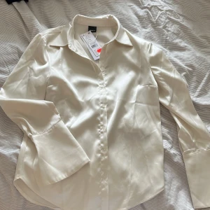 Skjorta i satin - Skjorta i satin från Gina Tricot med lappen kvar. Storlek s. 