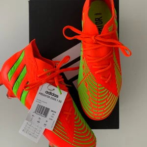 Fotbollsskor Adidas Predator Edge.1 SG Strl 40 - Boots are completely new with box and 3 iron spare spikes(5 picture).I'm selling because it isn’t my size. I've never used it. Size: EUR 40 | US 7 | UK 6 1/2 | MM 250. Original prise on Zalando is 2000kr. Write to me on messenger if you are intereste