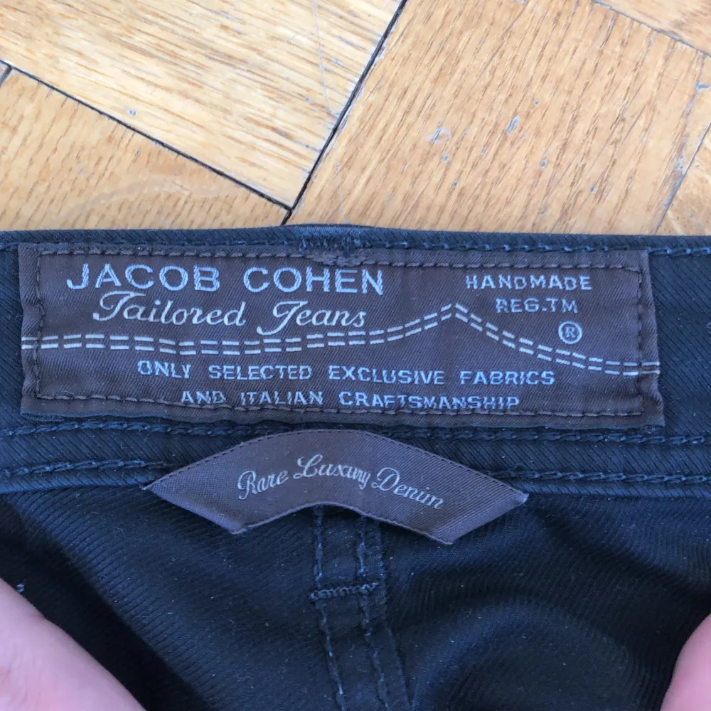 Säljer nu dessa svin feta jeans från Jacob Cohen i storlek 31. Nypris på dessa ligger runt 5000kr, mitt pris: 1099 Skicket är 8/10, de är sparsamt använda.  Hör av er vid fler frågor! Mvh Ivar. Jeans & Byxor.