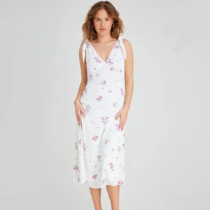 Elsa klänning - Fin sommarklänning från BikBok i modellen Elsa!🌸 Använd endast 1 gång och kostar 599kr ny!