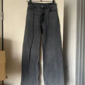 Högmidjade vida jeans i snygg mörkgrå färg 🖤 storlek 26. Ordinarie pris 400 kr