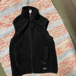 Patagonia väst  - Fin väst, du blir finance bro om du har en sådan. Kan vara något nopprig. Den rollas innan den skickas! 