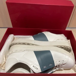 Valentino  - Säljer mina sjukt snygga Valentinos då dom är för stora för mig. Dom är 37 men skulle säga att dom kan passa en 38 också. Skorna är nästan oanvända så därför väldigt bra skick! Färgen är lite blå grön💙💚🤩🤩 Pris kan diskuteras!