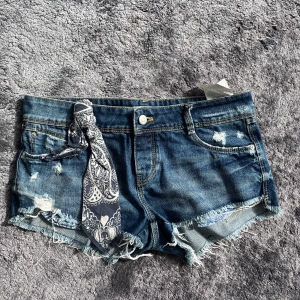 Low Rise shorts  - De snyggasteeee shortsen. De är jätte låg midja och sitter super! De är i storlek 36 men passar mer än 34. 