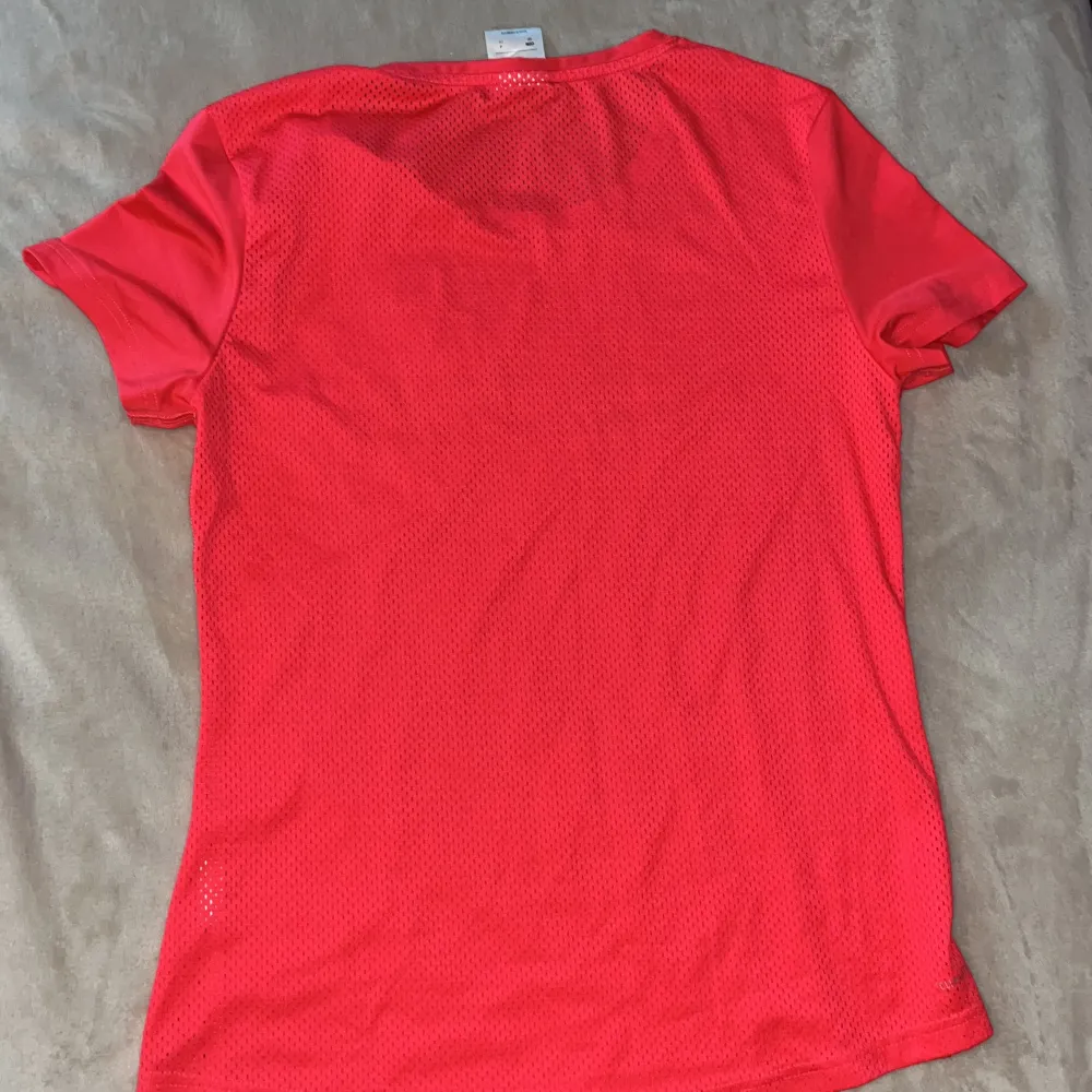 En röd luftig Adidas sport t-shirt💕 Perfekt att exempel den när man är ute och joggar💕. T-shirts.