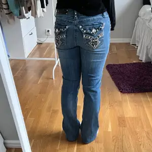 LA Idol USA jeans i Bootcut modell 💖. Nitar med bokstäver saknas på loggan där bak men annars bra skick! Modellen är 158 cm lång✨️ Frågor och funderingar är varmt välkomna😇 S12 23 
