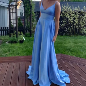 Balklänning - Ljusblå balklänning i fint skick! Har endast ej märkbara ”rispor” på framsidan. Storlek US 8 vilket motsvarar 38 EU. Mindre i storleken. 💕Har fickor och en slits. Pris kan diskuteras.