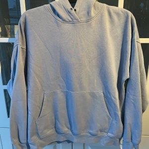 Hoodie  - Ljusblå hoodie från Lindex strl 170 men väldigt stor i storleken, mer som storlek S. I använt fint skick. 
