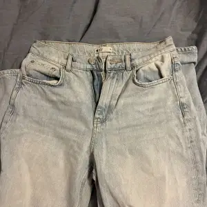 Jeans med hål på knäna från Gina tricket  Storlek 36 