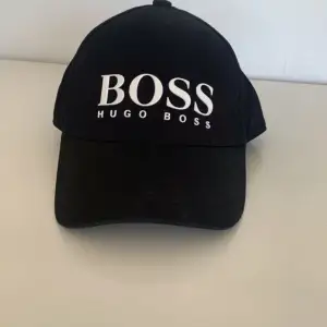 Hej säljer nu en knappt använd Hugo boss keps på grund av att den är för liten. Skick 9/10 bara att höra av sig vid funderingar 
