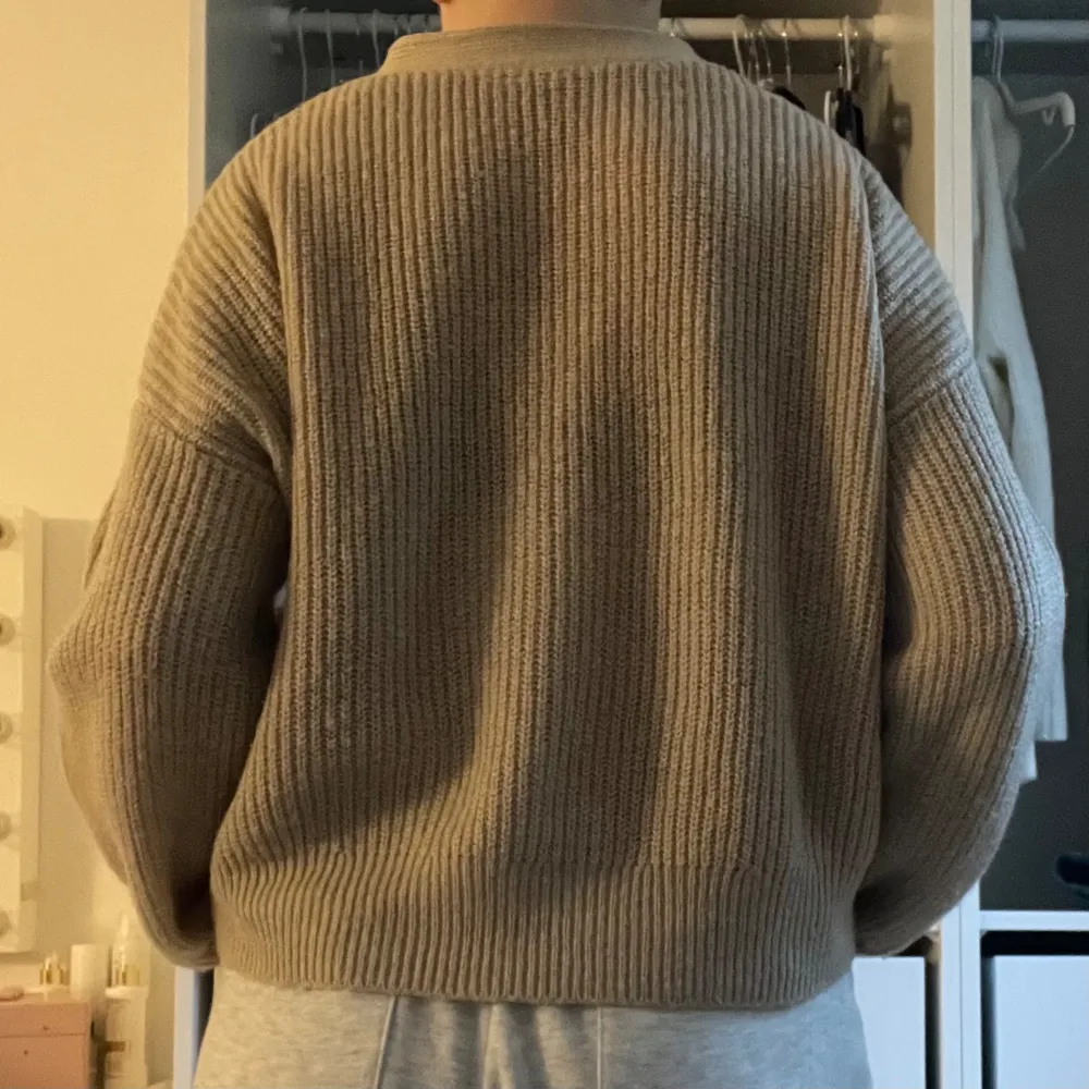 Beige stickad tröja med banddetalj från H&M i storlek M. Den är i bra skick, bara lite sliten i materialet (kan skicka bilder)  Kontakta vid intresse eller funderingar!❤️. Stickat.