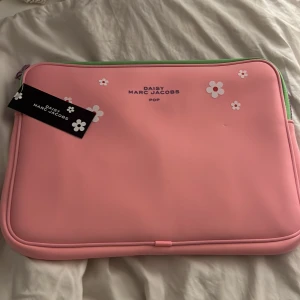 Marc Jacobs  - Datorfodral från Marc Jacobs, aldrig använt!☺️