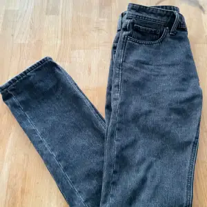 Svarta Jack & Jones Jeans, modell Comfort/Mike (Slim Fit). Storlek W28 L34. Byxorna är i oandvänt skick. Nypris ca. 799kr. Pris går att diskutera.
