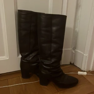 Supercoola höga stövlar - Storlek 38.5 men är VÄLDIGT små i storleken🤍 Skulle säga att de passar en 36/37  (Skorna passar inte mig som oftast bär 38) Köpta på CC shoes i Sturegallerian för 7000kr säljer för 200 då de är väl använda 