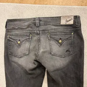 Så balla lowwaist jeans från guess! Innerbenslängd: 81 cm, midjebredd: 46 cm.