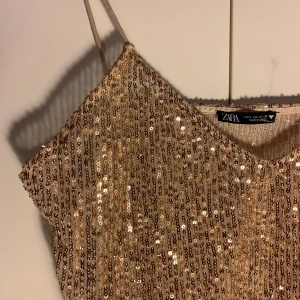 Glittrigt linne - Glittrigt guldigt linne från Zara