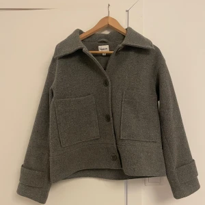 Grå kappa - Superfin och populär kappa från Kappahl! Köpt för 900 och säljer för 500! Lite nopprig på baksida ärm och sidorna men framifrån nästan som ny, heller inget man tänker jättemycket på. Om du vill ha fler bilder är det bara att höra av dig!🥰