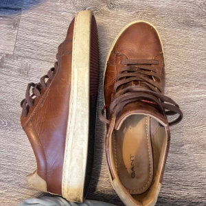 Gant skor köpta för ca 2000! - Säljer dessa gant skor i storleken 42 de är i bra skick. Dm vid frågor