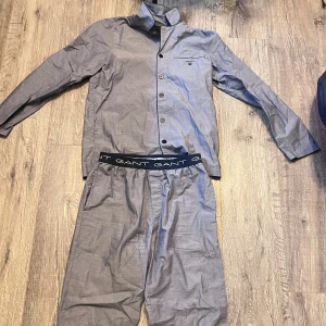 Gant pyjamas herr - Säljer ett set av gant äkta!! Finns ett litet hål vid rumpan som man bara kan sy därav pris