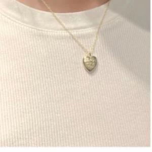 Hjärt halsband - Lite repigt märks knappt 💗 Säljs därför billigt 