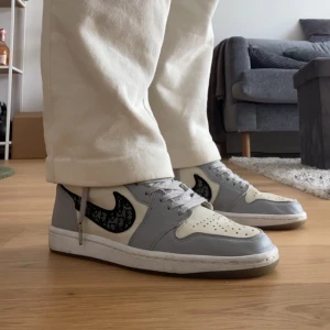 Jordan 1 - Är stick sköna! Men lite stor för mig och den sitter i damm för länge dags att sälja