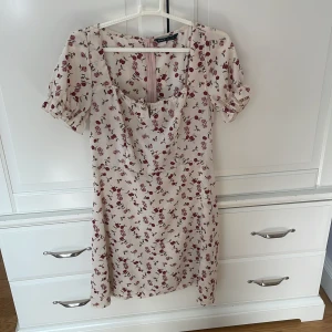 Blommig klänning - Ska vara en S men passar mer som en M. Säljer för att den inte passar mig