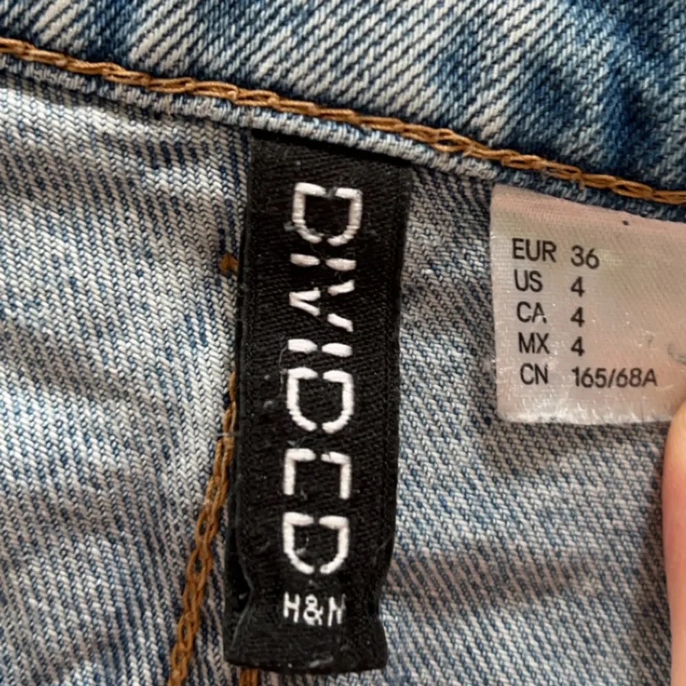Högmidjade jeans från H&M. Inga större tecken på användning.. Jeans & Byxor.