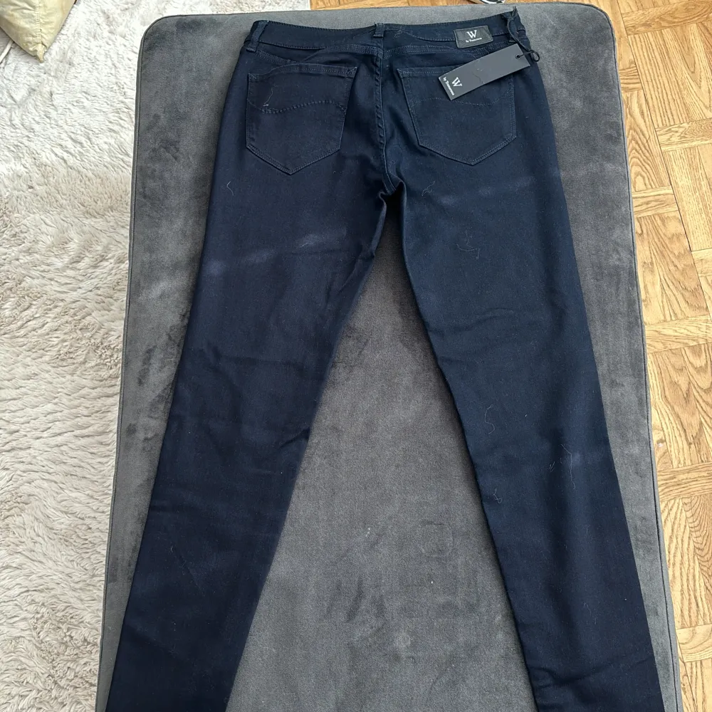 Ett par mörk mörk blåa jeans från tramarossa i storlek 31. Modellen är Bianca slim och är just för kvinnor. Direkt ifrån italien och skicket är 10/10 aldrig använda och retail är 2000 medans vårat pris är 700✌️. Jeans & Byxor.