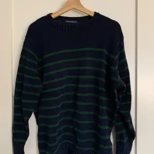 Mysig, avslappnad tjock kabelstickad drop shoulder-tröja i marinblått och grönt från Brandy Melville. Den är i bra skick, endast använd 3-4 gånger och är one size.  Ursprungligt pris: 38$ (US-dollar) Obs: köparen står för frakten!