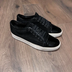 Lanvins - Lanvins i väldigt bra skick, storlek 43/44. Nypris 4500 mitt pris 2500! Bara att skriva vid frågor eller funderingar, över 60 refs finns!