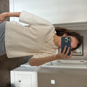 Trekvartsärmad  - Säljer denna super trendiga tröjan ifrån &other stories, nästan aldrig använd💕