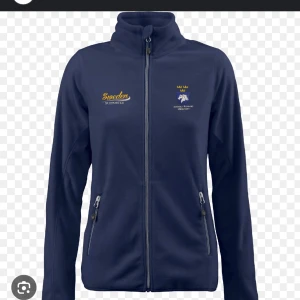 Helt oanvänd svenska ridsportförbundets fleece - Aldrig använd. Köpt förra året på sihs. Nypris 400kr. Säljer för 300kr. 