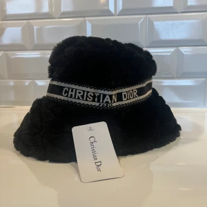 Christian Dior hatt - Oanvänd. Perfekt till mob-wire-trenden. Inköpt för 1 300 sek. 