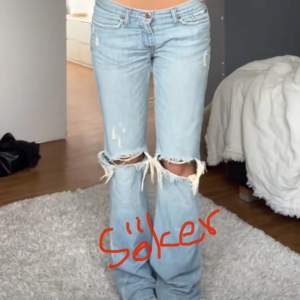 ❗️Söker❗️ungefär samma lågmidjade Diesel jeans med bootcut, behöver inte va hål, W27 L34 Innerbenslängd: 83cm eller längre  Midjemått: 68cm eller större 