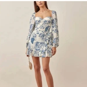 Reformation mini dress  - Säljer en super snygg reformation kläning i storlek 4 som bara är andvänd en gång! Den sitter super bra på och är jätte bekväm men den är tyvärr lite kort på mig (175 cm) så måste sälja den. Nu säljs den inte längre men odinariepris va 3000kr  