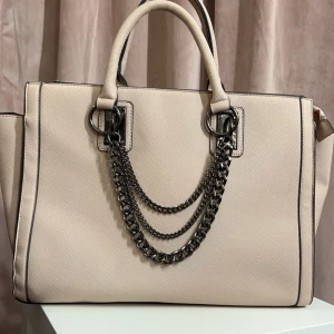 STOR LJUSROSA VÄSKA  - Stor, den får plats me vanlig skoldator typ. Dock är den sliten på handtaget (se bild 2) men den e jätte fin🩷🩷 ljus rosa 🩷