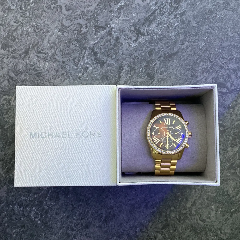 Micheal kors klocka i bra skick. Köpte för 3000kr säljer för 2500kr. Skicka ett meddelande vid intresse.. Accessoarer.