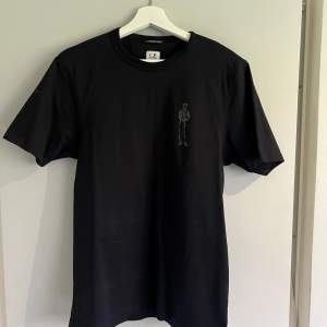 Äkta C.P. company t-shirt i storlek small Mörkblå  Köpt för 1200kr