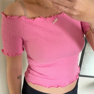 topp - helt ny söt topp med volanger ifrån HM, strl M men passar S. 50kr plus frakt