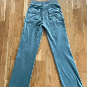 Gröna juicy couture - Ett år gamla juicy i färgen ”chinois green” i väldigt bra skick, i strl XS.