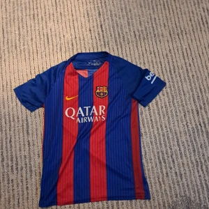 Messi tröja - Bra skick och nästsn helt oanvänd. Nike tröja och storleken är 14 så 8-10 år. 