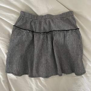 Superfin kjol från zara💕 strl 13-14 år (zara barnstorlek) skulle säga att den passar en xs!