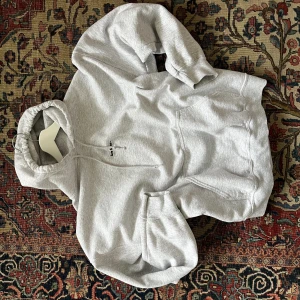 Iets Frans grå hoodie - Grå hoodie från Urban Outfitters Iets Frans! Storlek M, sitter oversize på mig som har S vanligtvis 