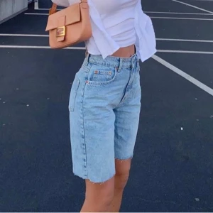 90s denim shorts - Jeansshorts - Snygga jeansshorts, snyggt att klippa dem till en kortare längd om man föredrar det bättre. Köpta för 499kr