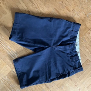 Marinblå Slim Fit Dickies shorts - Slim Fit shorts i stl 28 Normal i stl Motståndskraftiga mot blekning och veck, håller därav länge Workwear! Sparsamt använda, inga hål eller fläckar