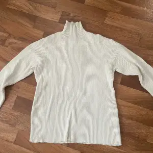 Gräddvit stickad tröja från vero moda i storlek xs, fint skick och väldig skön