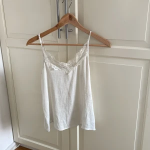Spetslinne  - Jättefint vitt linne med söt spets. Superskönt material❤️ Säljer då jag tycker det inte riktigt passar mig💗
