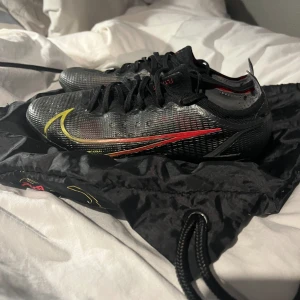 Nike mercurial vapor - Tja, jag säljer min bra fotbollsskor i stl 38,5. Skick 8/10. Köpta från unisport för 3000. Hör av er vid funderingar, frågor eller om ni vill sänka pris. 