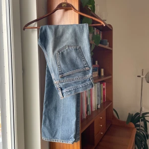 GAP Low waist bootcut jeans - Säljer mina absoluta favoritjeans från GAP då de har blivit för små. Låg midja med utsvängda ben i superfin färg. Storlek 8 så passar en 36-38. 