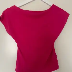 Säljer denna rosa tröja med öppen rygg från shein då den inte kommer till användning längre